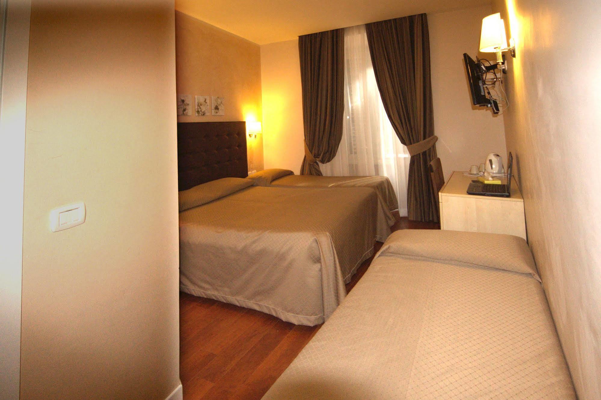 Roma Rooms Colosseum Buitenkant foto