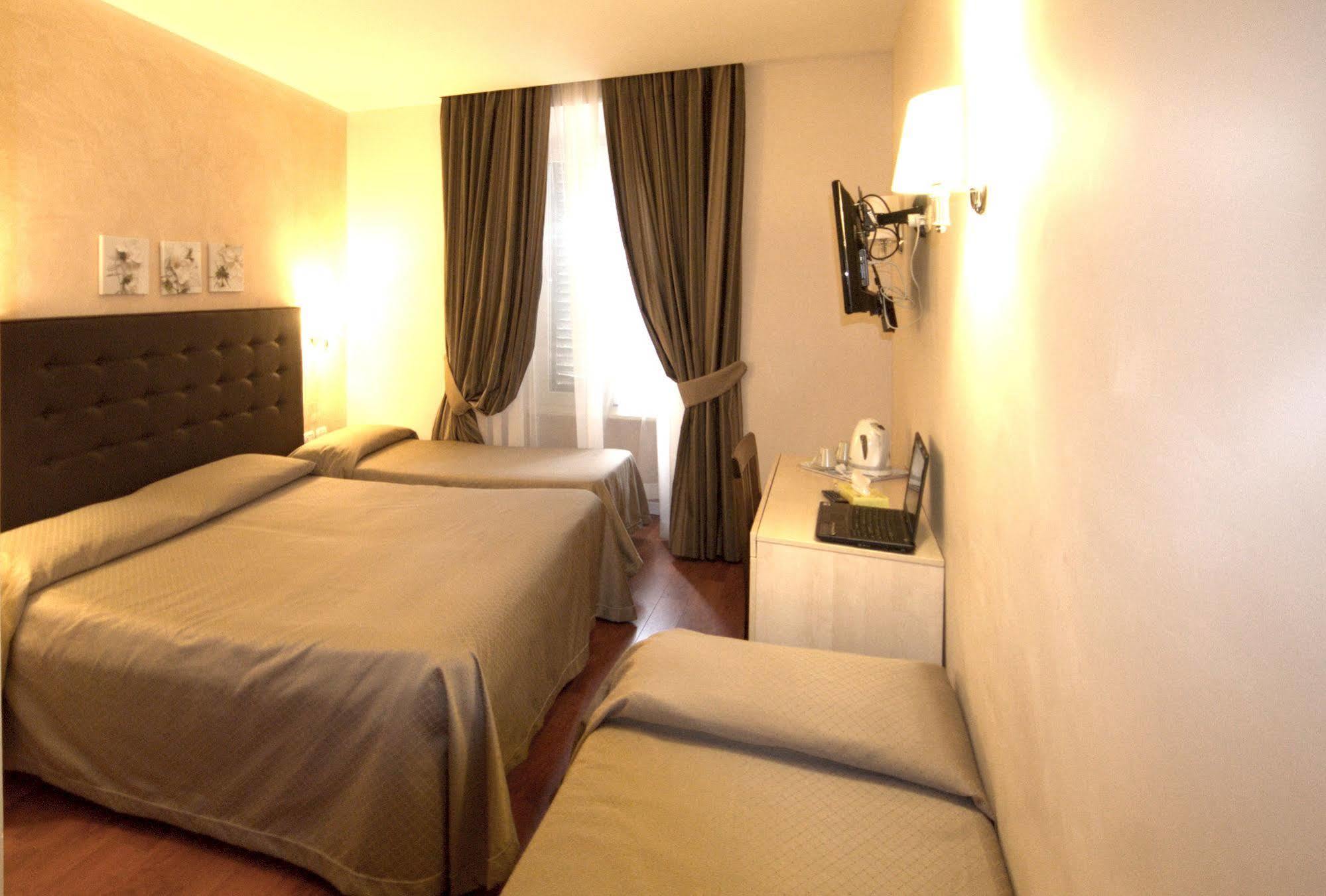 Roma Rooms Colosseum Buitenkant foto