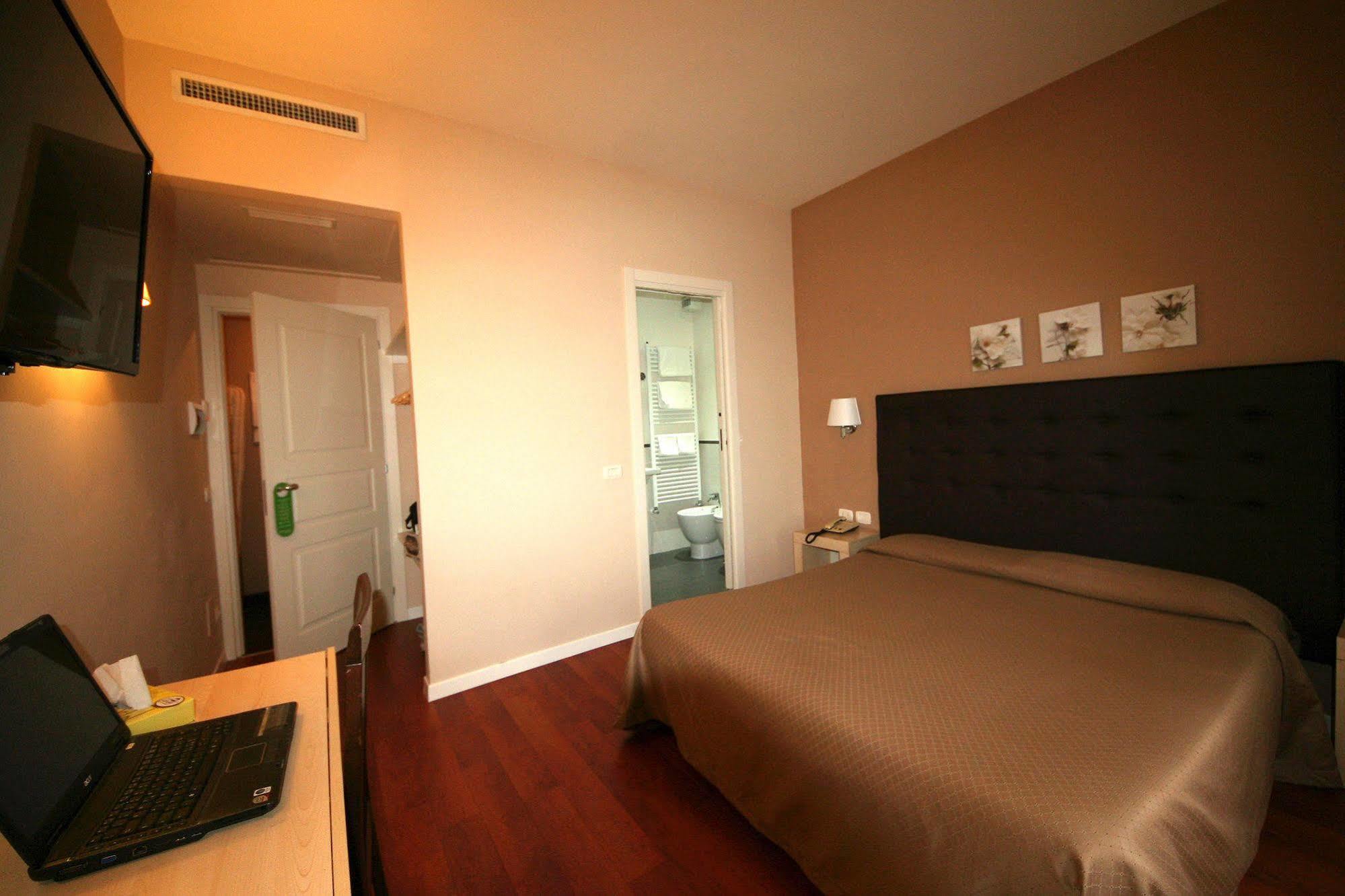 Roma Rooms Colosseum Buitenkant foto